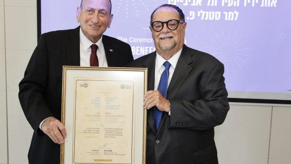 סטנלי גולד מקבל את אות ידיד העיר תל אביב-יפו מראש העירייה, רון חולדאי